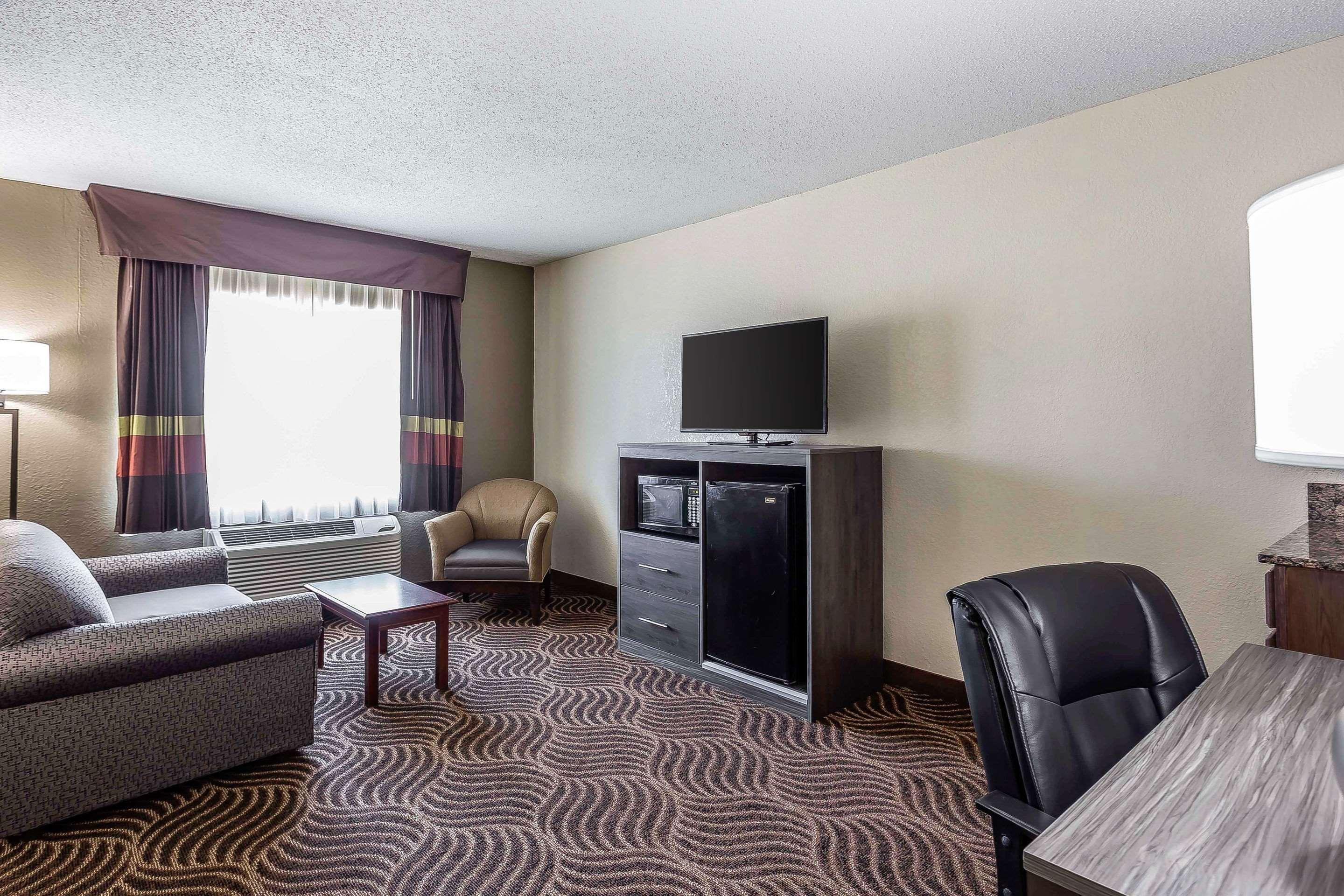 Quality Inn & Suites Salisbury Bagian luar foto
